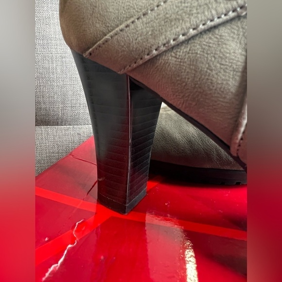 S27. Aerosoles Ment to Be Grey Leather Ankle Boots 9.5 EUC - Picture 3 of 7